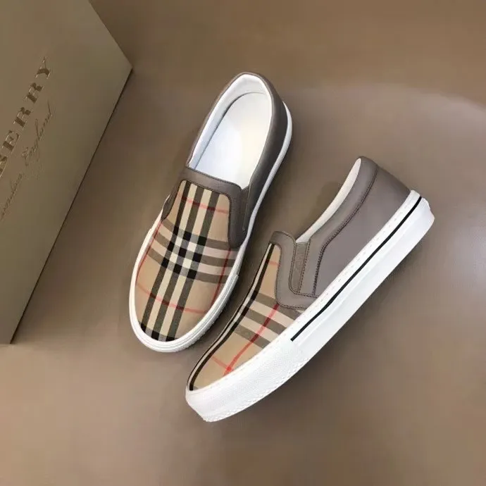 ◾️▫️B’s new spring and summer product, men’s classic low-top sneakers, are reinterpreted with Vintage retro plaid cotton and suede materials, and are decorated with a new brand logo. First-layer cowhide lining, embossed Burberry logo on the heel, and original TPU outsole!  P340 Yuan Size: 38-45
